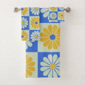 Retro Mid Century Mod Flowers in Blue en Yellow Bad Handdoek (Insitu)