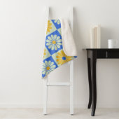 Retro Mid Century Mod Flowers in Blue en Yellow Sherpa Deken (In situ)