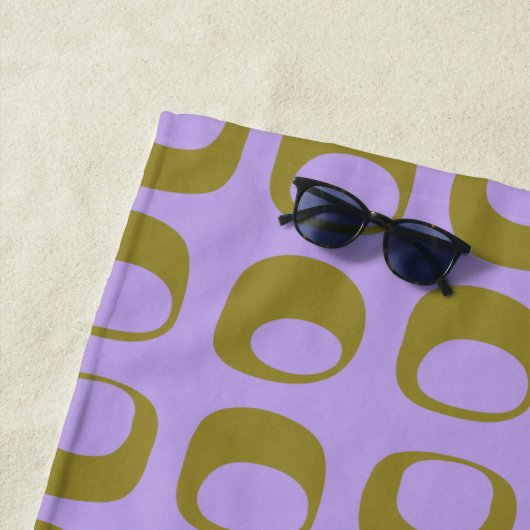 Retro Mid Century Mod Pattern Olive en Lavender Strandlaken (In situ)