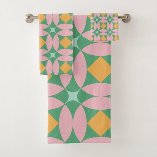 Retro Mid Century Mod Shapes Patroon | Roze groen Bad Handdoek (Insitu)