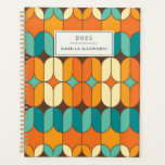 Retro Mid Century Mod Sinaasappel gepersonaliseerd Planner<br><div class="desc">Stap in stijl met deze Retro Mid Century Modern Pattern Personalized Planner, met een gewaagd sinaasappel en blauw ontwerp! Geïnspireerd door de klassieke esthetiek van het midden van de eeuw, combineert deze planner strakke geometrische vormen en levendige tinten voor een tijdloze maar trendy look. Ideaal om te organiseren met een...</div>