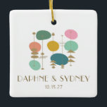 Retro Mid Century moderne aangepaste trouwfoto Keramisch Ornament<br><div class="desc">Vier een speciale bruiloft met dit stijlvolle mid-eeuwse ornament met abstracte retro-vormen in zachte pasteltinten met gouden accenten. De voorkant toont de namen en trouwdatum van het paar in een chique, verfijnd lettertype, terwijl de achterkant kan worden gepersonaliseerd met een gekoesterde foto. Een perfect vakantiegeschenk of souvenir om een prachtige...</div>