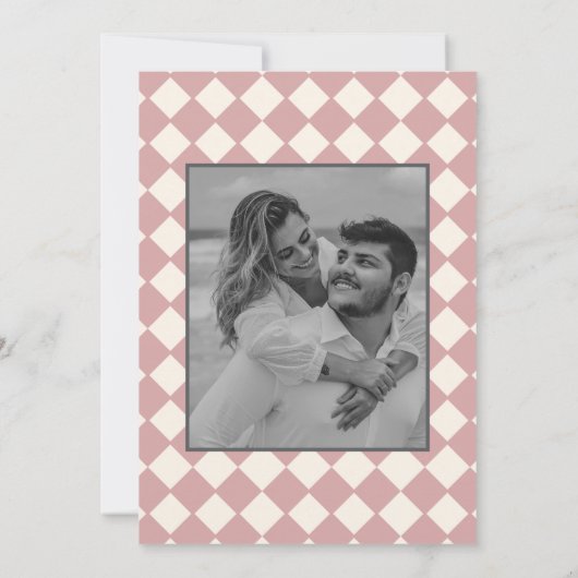 Retro Minimale geruit patroon Roze bruiloft Save The Date (Achterkant)