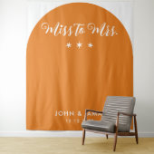 Retro Miss naar Mrs Bruidsfeest Orange Boho 70s Wandkleed (In situ)