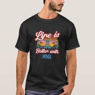 Retro MMA Coach Sunset Slogan - Het leven is beter T-shirt