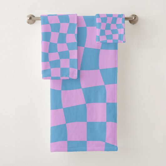 Retro Mod Abstract Checkerboard in blauw en Paars Bad Handdoek (Insitu)