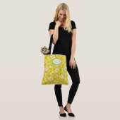 Retro Mod Bloemen Geel & Wit Monogram Tote Bag (Op model)