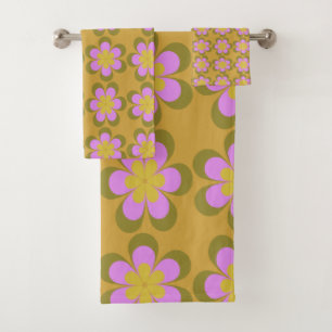 Retro Mod Flowers Pattern in Yellow and Violet Bad Handdoek