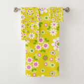 Retro Mod Flowers Yellow & White Bad Handdoek (Insitu)