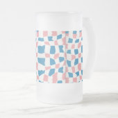 Retro Mod Roze Blauw Checkerboard Abstract Matglas Bierpul (Voorkant rechts)