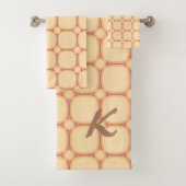 Retro Modern 70s Chic Cream Pink Beige Square Grid Bad Handdoek (Insitu)