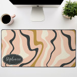 Retro Modern Abstract Marmer Swirl Roze Goud Zwart Bureaumat<br><div class="desc">Dompel jezelf onder in een dans van kleuren met ons Abstracte Retro Modern Liquid Marble Wave Pattern. Dit patroon roept de dynamische vloeibaarheid van gemarmerde oppervlakken en de charmante esthetiek van retro-modern design op en is een lust voor het oog. Een symfonie van levendige kleuren wervelt en stroomt in golfachtige...</div>