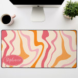 Retro Modern Abstract Marmer Swirl Roze Sinaasappe Bureaumat<br><div class="desc">Dompel jezelf onder in een dans van kleuren met ons Abstracte Retro Modern Liquid Marble Wave Pattern. Dit patroon roept de dynamische vloeibaarheid van gemarmerde oppervlakken en de charmante esthetiek van retro-modern design op en is een lust voor het oog. Een symfonie van levendige kleuren wervelt en stroomt in golfachtige...</div>