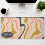 Retro Modern Abstract Marmeren Swirl Zwart Goud Ro Bureaumat<br><div class="desc">Dompel jezelf onder in een dans van kleuren met ons Abstracte Retro Modern Liquid Marble Wave Pattern. Dit patroon roept de dynamische vloeibaarheid van gemarmerde oppervlakken en de charmante esthetiek van retro-modern design op en is een lust voor het oog. Een symfonie van levendige kleuren wervelt en stroomt in golfachtige...</div>