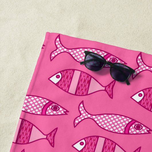 Retro Modern Fish, Fuchsia and Light Pink Strandlaken (In situ)