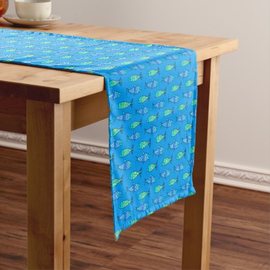 Retro Modern Fish, Turquoise en Cerulean Blue Korte Tafelloper (Voorbeeld)