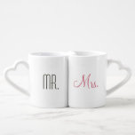 Retro Modern Mr en Mrs. Loversmokken<br><div class="desc">Deze schattige middeleeuwse moderne minnaars mok set bevat "Mr." geschreven op de voor- en achterkant van de ene mok en "Mrs." geschreven op de voor- en achterkant van de andere mok.</div>