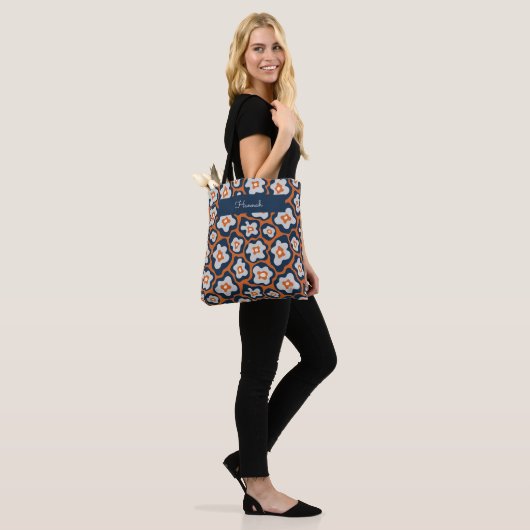 Retro Moderne Blauwe Ei Bloemen Aangepaste Naam Tote Bag (Op model)