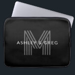 Retro Moderne Naam/s Bewerkbaar Monogram Zwart & G Laptop Sleeve<br><div class="desc">Stijlvol aanpasbaar retro-modern monogram,  bewerken zoals u wilt!</div>