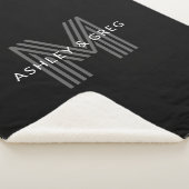 Retro Moderne Naam/s Bewerkbaar Monogram Zwart & G Sherpa Deken (3/4)