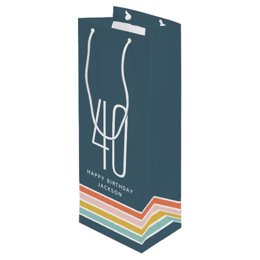Retro Moderne Regenboog Strepen Verjaardag 40e Wijn Cadeautas (Achterkant Gekanteld)