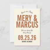 Retro Moderne Vet Gedrukte Gele & Oranje Script Br Save The Date (Voorkant)