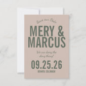Retro Moderne Vet Groen & Beige Script Bruiloft Save The Date (Voorkant)