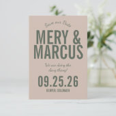 Retro Moderne Vet Groen & Beige Script Bruiloft Save The Date (Staand voorkant)