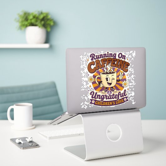 Retro Moeder Die Loopt Op Cafeïne Ondankbare Kinde Sticker (Laptop op bureau)