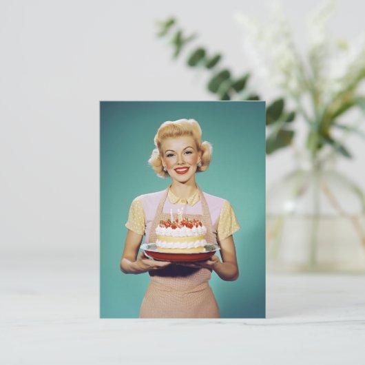 Retro moeder met een feestelijke taart briefkaart (Staand voorkant)