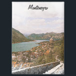 Retro Montenegro Kotor Bay Magneet<br><div class="desc">Verken de schoonheid van Kotor Bay Montenegro met deze prachtige magneet met het rijke erfgoed en de prachtige landschappen van deze Balkan-reisbestemming. Bekijk de charme van de Adriatische kust. Of u nu herinneringen ophaalt aan een reis uit het verleden of droomt van uw volgende vakantie of afgelopen dagen in de...</div>