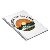 Retro mountain design with rising sun – Minimalist Notitieboek (Rechterzijde)