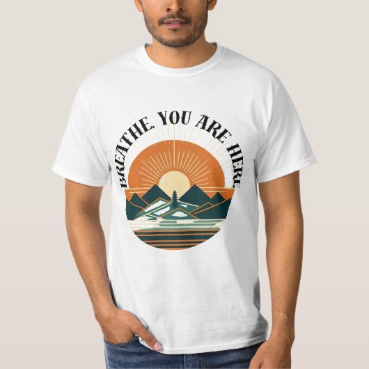 Retro mountain design with rising sun – Minimalist T-shirt (Voorkant)
