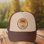 Retro Mountain Sunset Custom Familie Reünie Party Trucker Pet<br><div class="desc">Deze coole oranje retro zonsondergang over rotsachtige bergen in natuur op leuke bijpassende petten voor een familiereünie,  roadtrip of zomervakantie. Maak je viering compleet met leuke accessoire met je eigen achternaam en het jaar in retro bruin.</div>