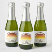 Retro Mountain Sunset Party Custom Mini Sparkling Wijnetiket (Flessen)