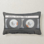 Retro Music Cassette Mix Tape Kijk naar aangepaste Kussen<br><div class="desc">Decorteer uw Living Room in stijl met dit Sierkussen "Retro Music Cassette Mix Tape Kijk Custom Text". U kunt uw monogram, naam of tekst op dit ontwerp toevoegen. Het is makkelijk en leuk.</div>