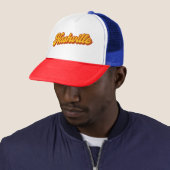 Retro Nashville Script Design – zonsondergang Trucker Pet (In situ)