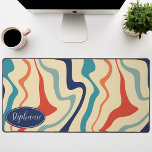 Retro Navy Coral Cream Gepersonaliseerd Marmer Swi Bureaumat<br><div class="desc">Dompel jezelf onder in een dans van kleuren met ons Abstracte Retro Modern Liquid Marble Wave Pattern. Dit patroon roept de dynamische vloeibaarheid van gemarmerde oppervlakken en de charmante esthetiek van retro-modern design op en is een lust voor het oog. Een symfonie van levendige kleuren wervelt en stroomt in golfachtige...</div>
