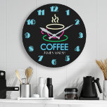 Retro Neon Sign Coffee Cafe Grote Klok<br><div class="desc">Aangepaste naam Aangepaste Retro Black Ggloed Neon Sign Coffee Wall Clock door afdrukbaar . De perfecte klok voor de keuken,  of de grot van het Man en maakt een groot geschenk voor Koffieovers!</div>