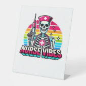 Retro Neon Skeleton Nurse - Funny Spooky Medical D Reclamebord Met Voetstuk (Voorkant)