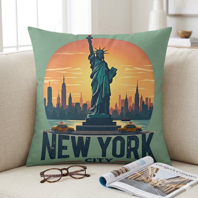Retro New York City Silhouette met Standbeeld van  Kussen (Retro New York City Skyline with Statue of Liberty Throw Pillow Mockup A)