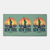 Retro New York City Skyline met Vrijheidsbeeld Bureaumat (Voorkant)