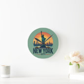 Retro New York City Skyline met Vrijheidsbeeld Ronde Klok (Huis)