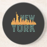 Retro New York City Skyscrapper Zandsteen Onderzetter<br><div class="desc">en retro-achtige New York City-koopwaar voor de bewoners van deze stad, NY, een autochtone, trotse burger en woonachtig in deze speciale plaats die thuishoort. Koel koopwaar met 700 man. Perfect souvenir voor toeristen op vakantie, die in de VS reizen. Geweldig geschenk voor mensen die in de Verenigde Staten van Amerika...</div>