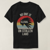 Retro niemand is illegaal op gestolen land inheems t-shirt (Design voorkant)