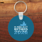 Retro O-fish-ally Retired 2026 Fisherman Fishing R Sleutelhanger (Voorkant)