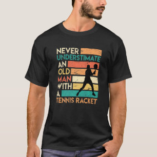 Retro onderschat nooit een oud Man Tennis Racket T-shirt