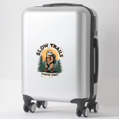 Retro Ontwerp met Quote over Luiaard Wandelavontuu Sticker (Koffer)