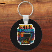 “Retro Opladen – Geestelijk aan het Laden…” Sleutelhanger (Voorkant)