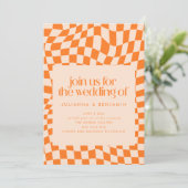 Retro Orange Abstract Check Wedding QR Code RSVP Kaart (Staand voorkant)